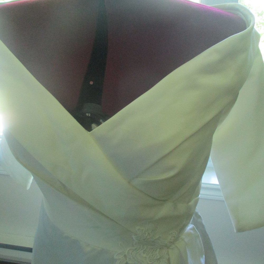Gorgeous Off-White Satin Vintage Style (Wedding) Dress